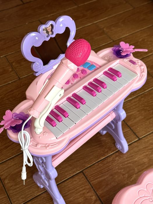 Синтезатор піаніно з мікрофоном та стільчиком