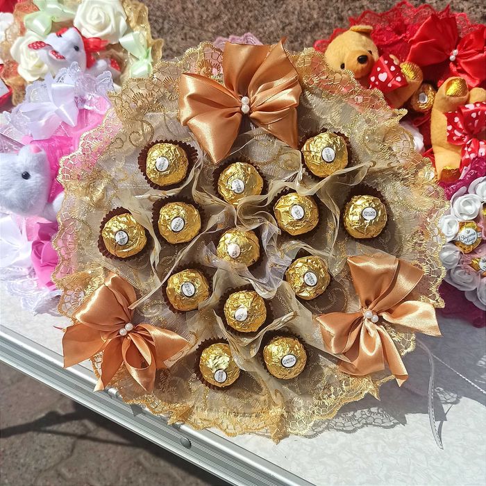 Золотистий букет з цукерок для мами коричневый букет из конфет