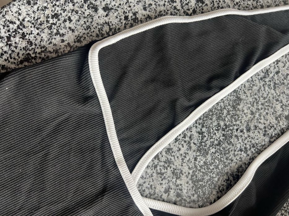 Боді з глибоким вирізом