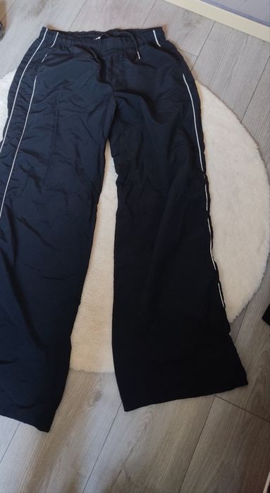 Bershka ortalionowe spodnie. Rozmiar S.