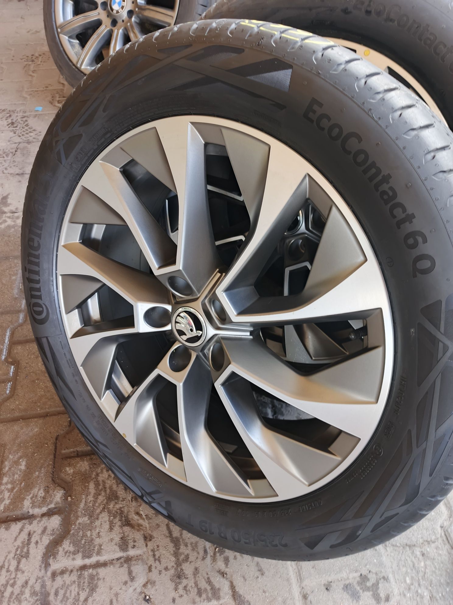 Nowe Demo koła aluminiowe letnie oryginał Skoda 235/50/19 Continental