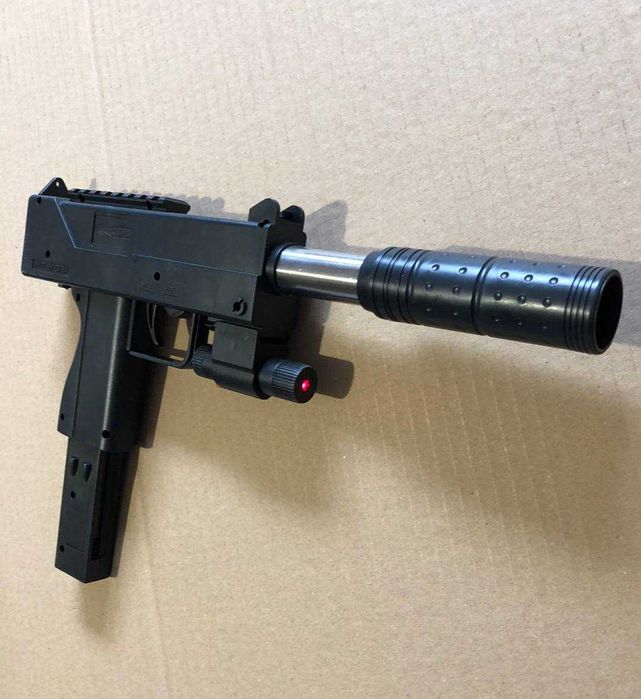 Uzi кулемет з лазерним прицілом та обоймою на 80 куль