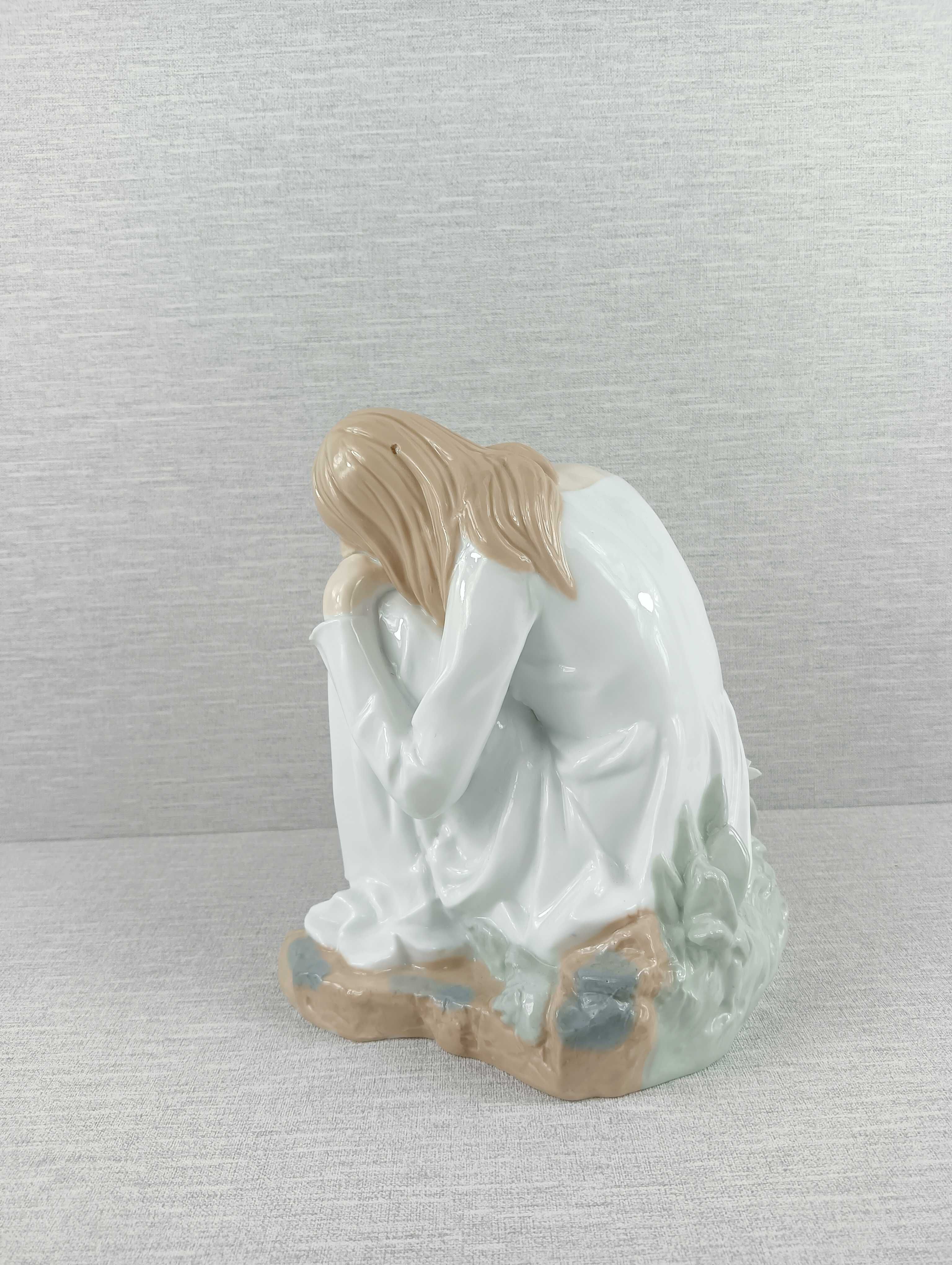 Duża porcelanowa figurka kobiety w zamyśleniu Home art +design