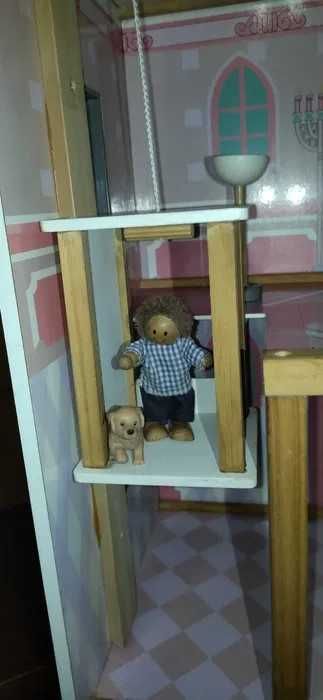 Casa de brincar com peças de mobiliário incluído