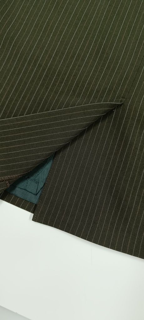 Saia preta riscas, forrada por dentro