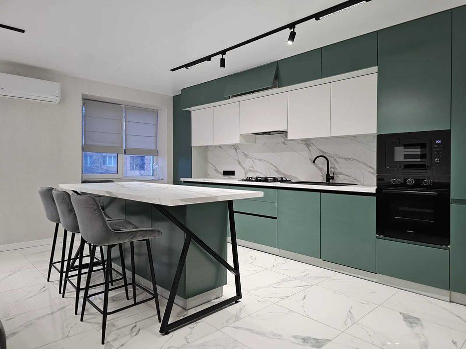 Двокімнатна з кухнею-студією біля стометрівки