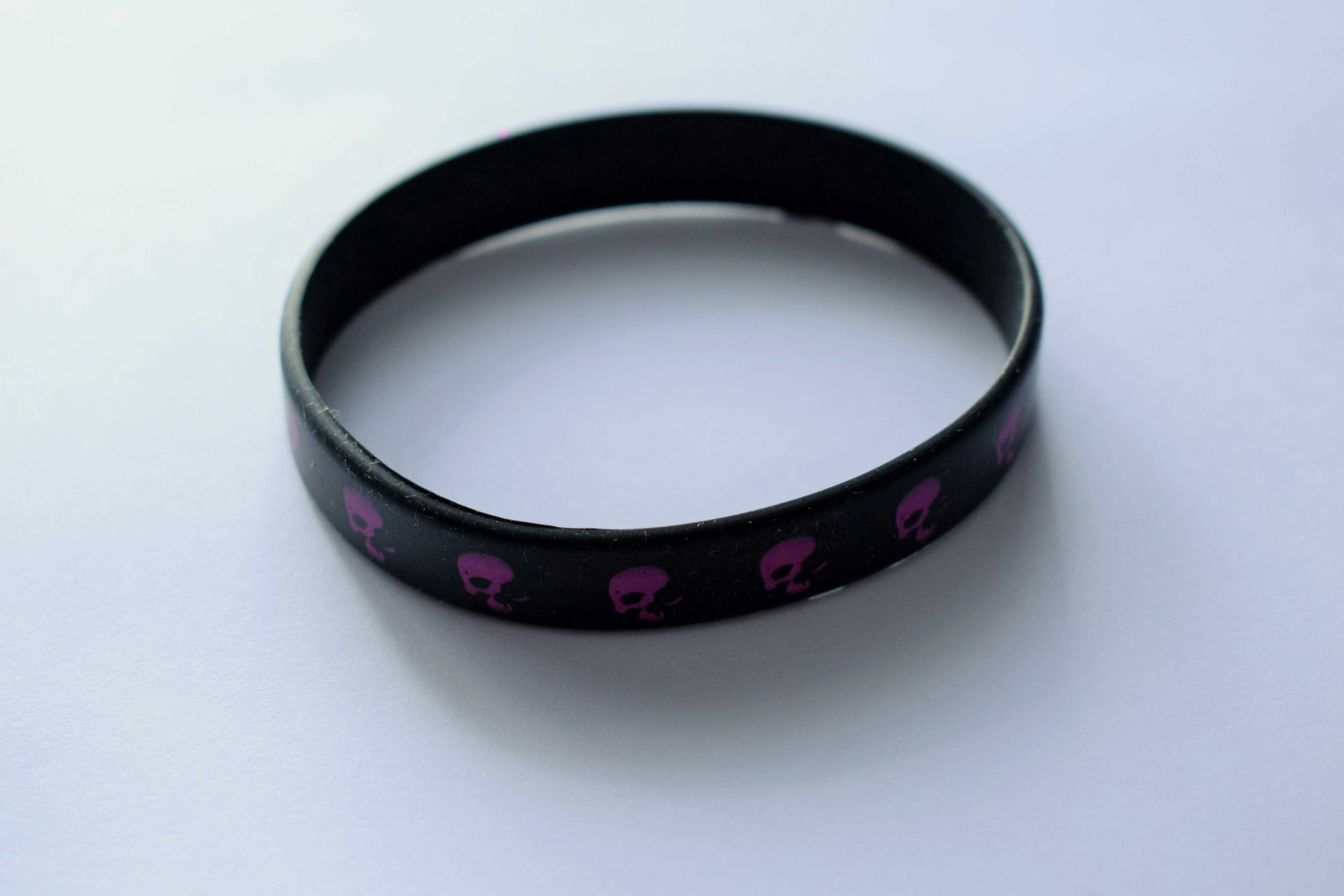 Pulseira preta e Fushia