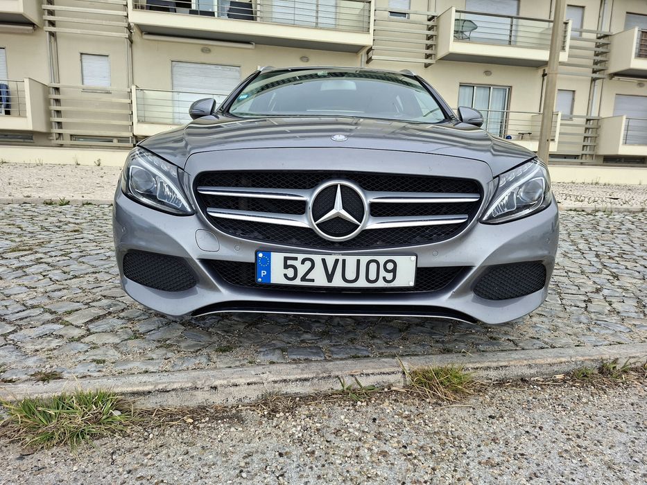 Carrinha Mercedes 220 d, em bom estado.
