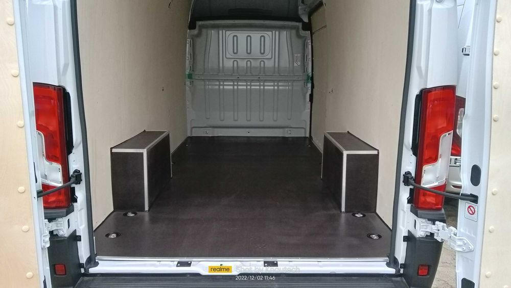 Podstawowa zabudowa przestrzeni ładunkowej w Fiat Ducato L4H3