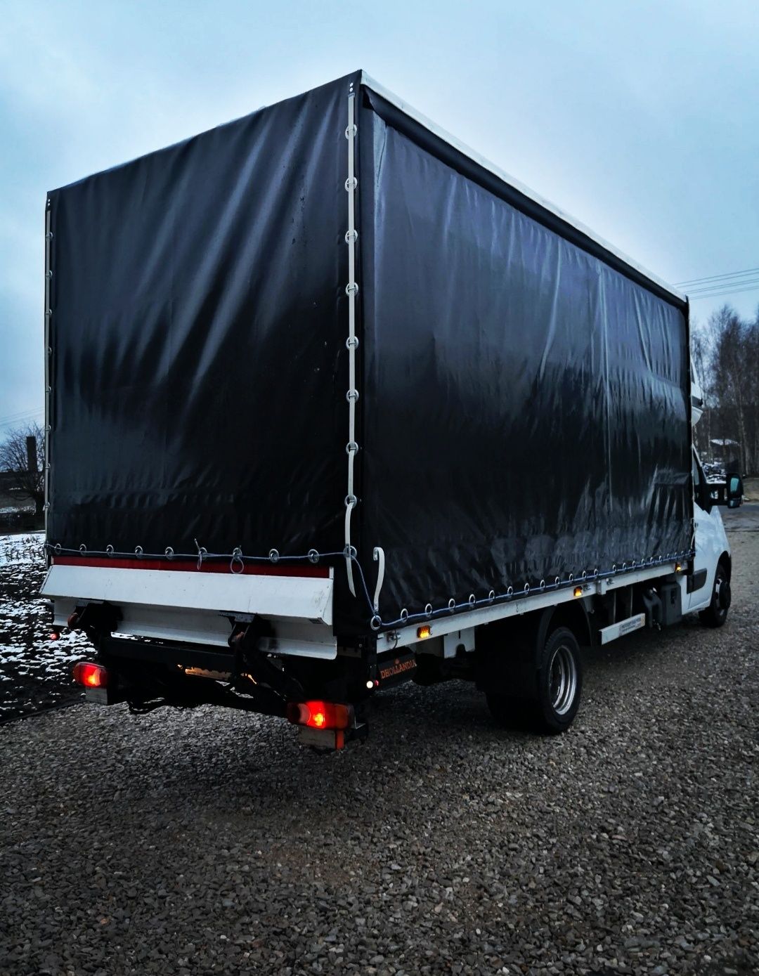 Transport busy dostawcze przeprowadzki transport ciężarowy dystrybucja
