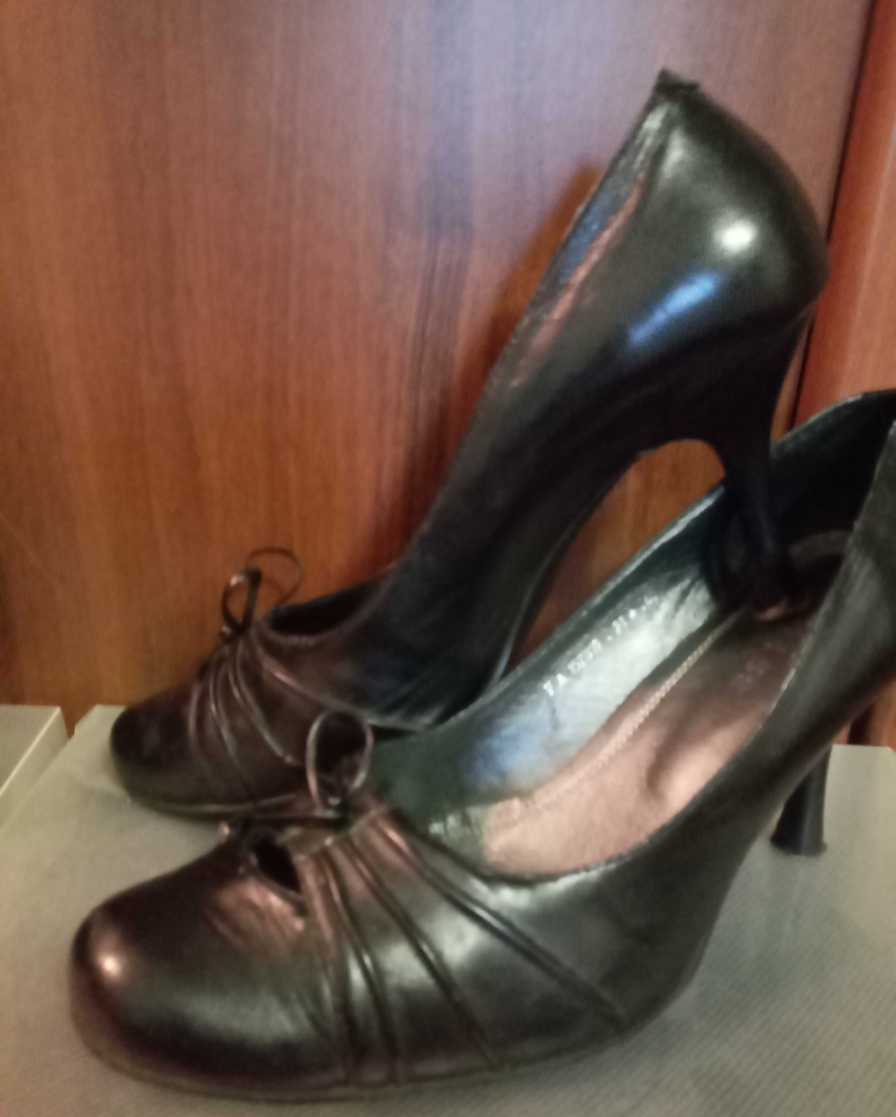 Жіночі туфлі.балетки. кеди у відмінному стані Р.40-41(26-26.5 см )