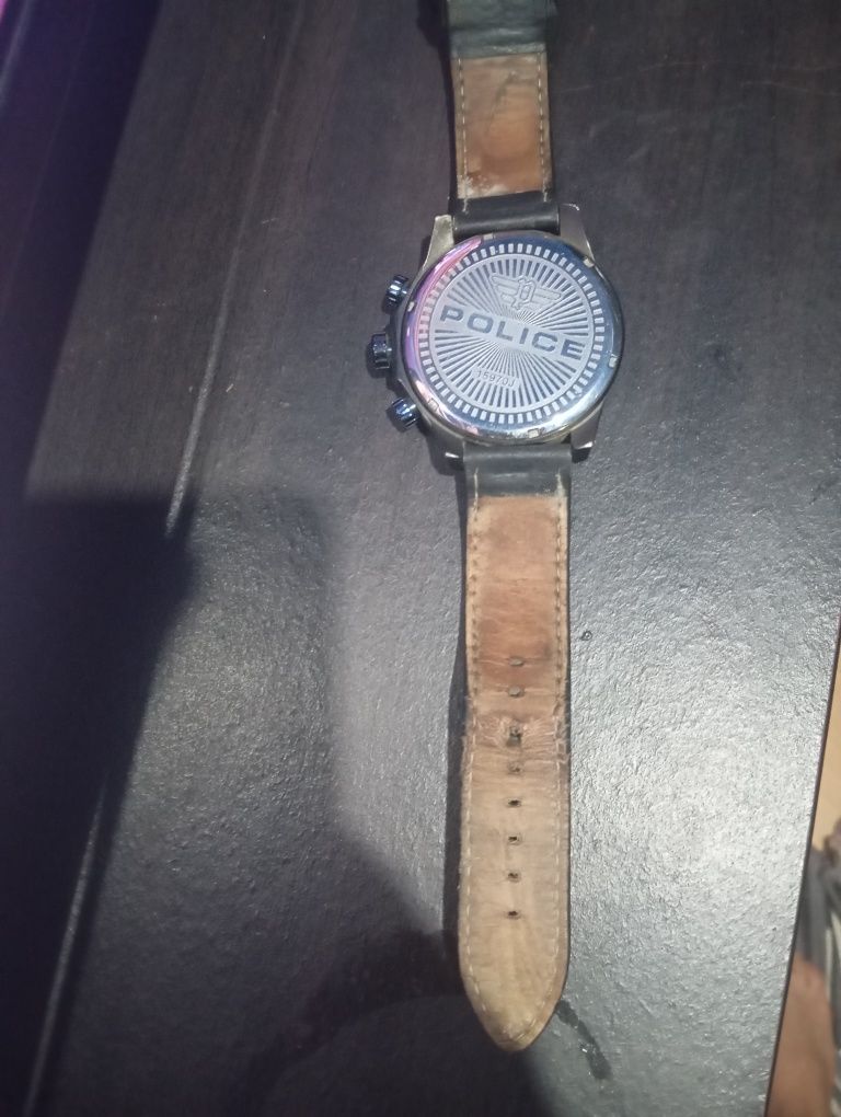 relógio police em bom estado