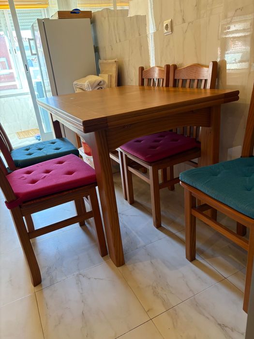 Mesa de jantar extensível de Pinho escurecido e 6 cadeiras