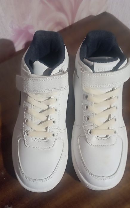 Дитячі нові кросівки