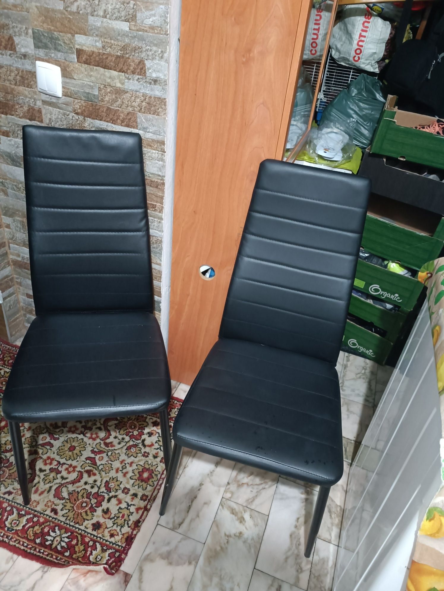 Duas cadeiras pretas cada 25€