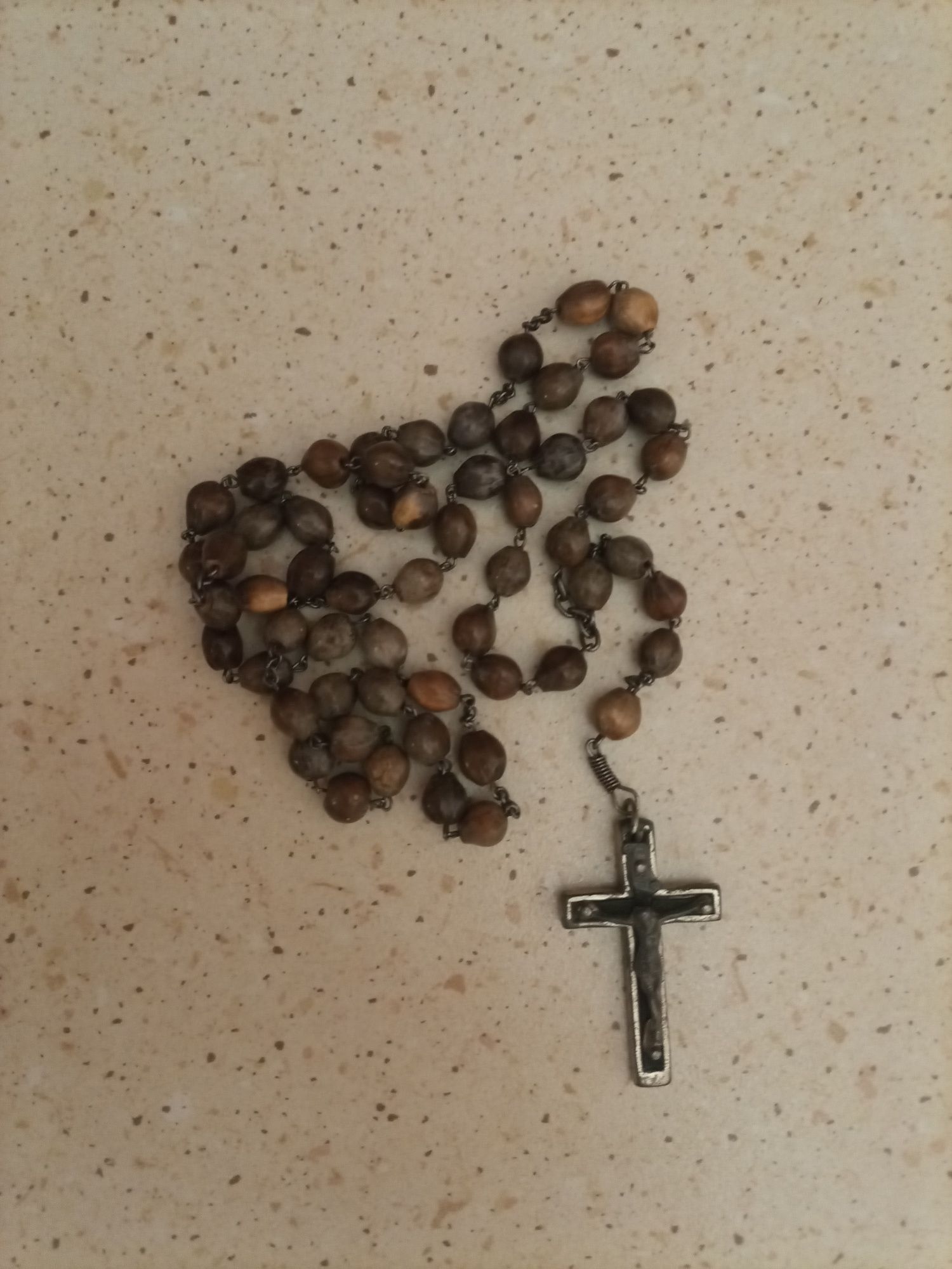 Stary drewniany poświęcony różaniec.