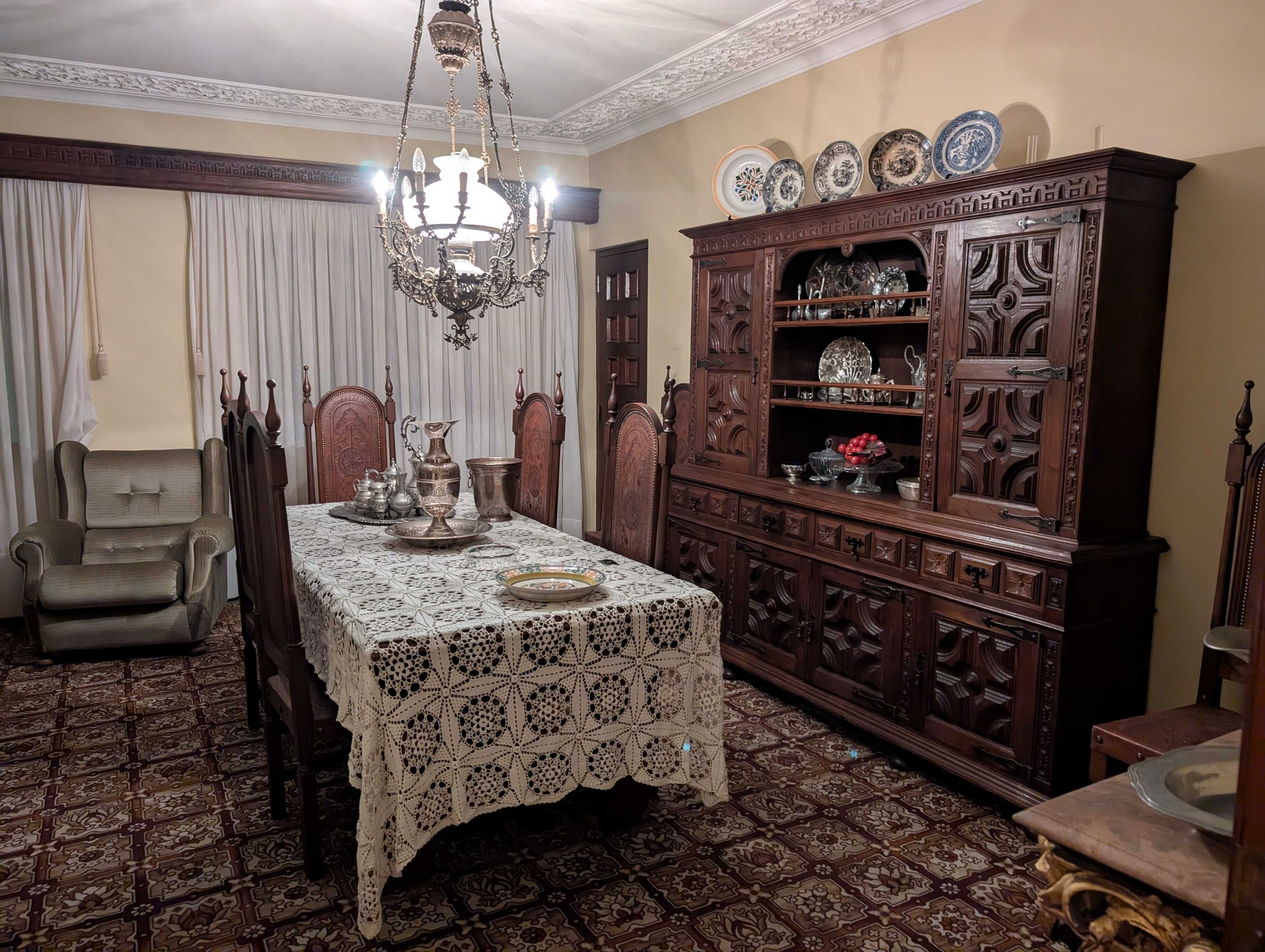 Mobília de Sala de Jantar Estilo Século XVII