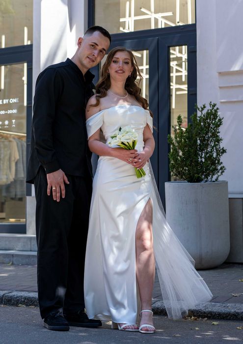 Корсетное свадебное платье айвори рыбка с разрезом на ноге и рукавами