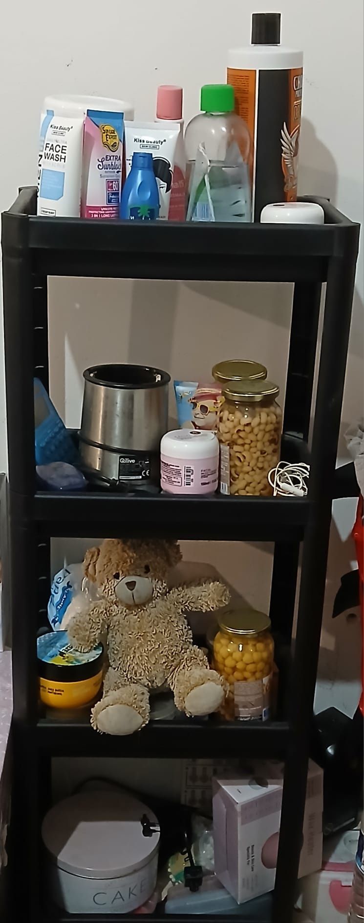 Esta é uma estante de plástico ou um rack de armazenamento.