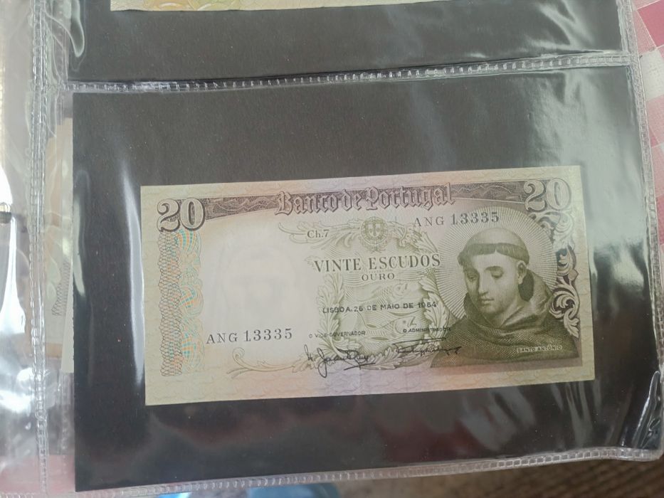 Várias notas de 100 escudos 50 escudos e 20 escudos