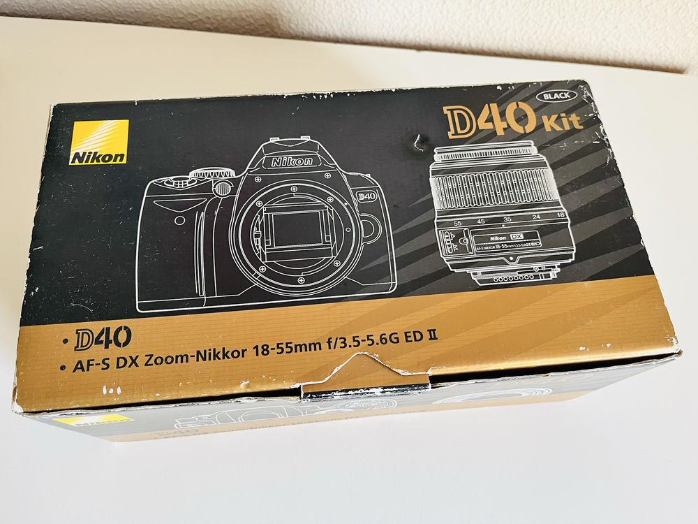 Máquina fotográfica digital Nikon D40 com lente Nikon 18-55mm.
