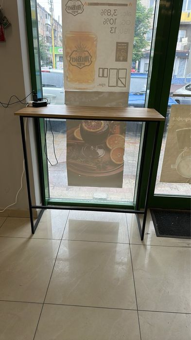 Продаєця два столи