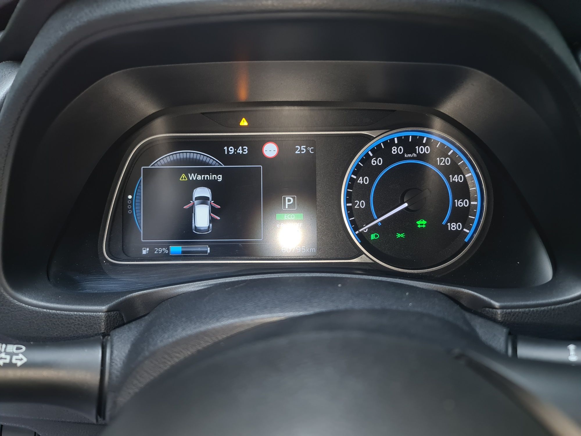 Nissan Leaf білий 40