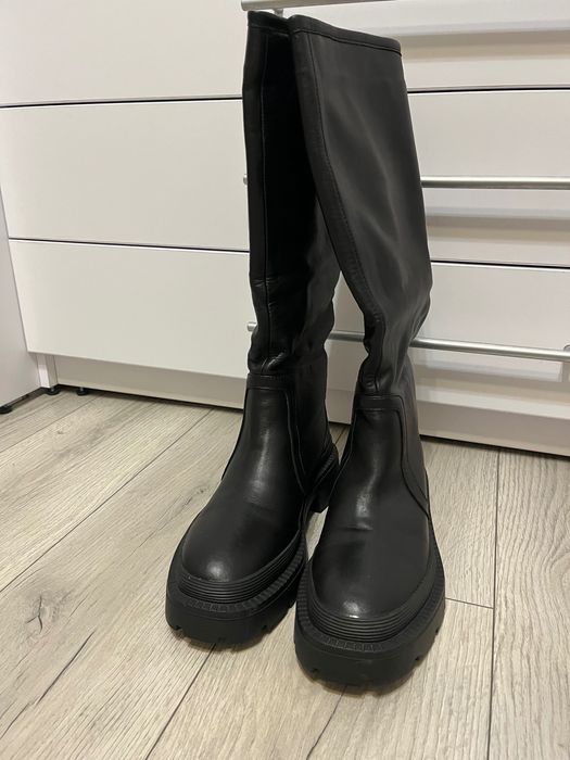 Стильні чоботи-труби