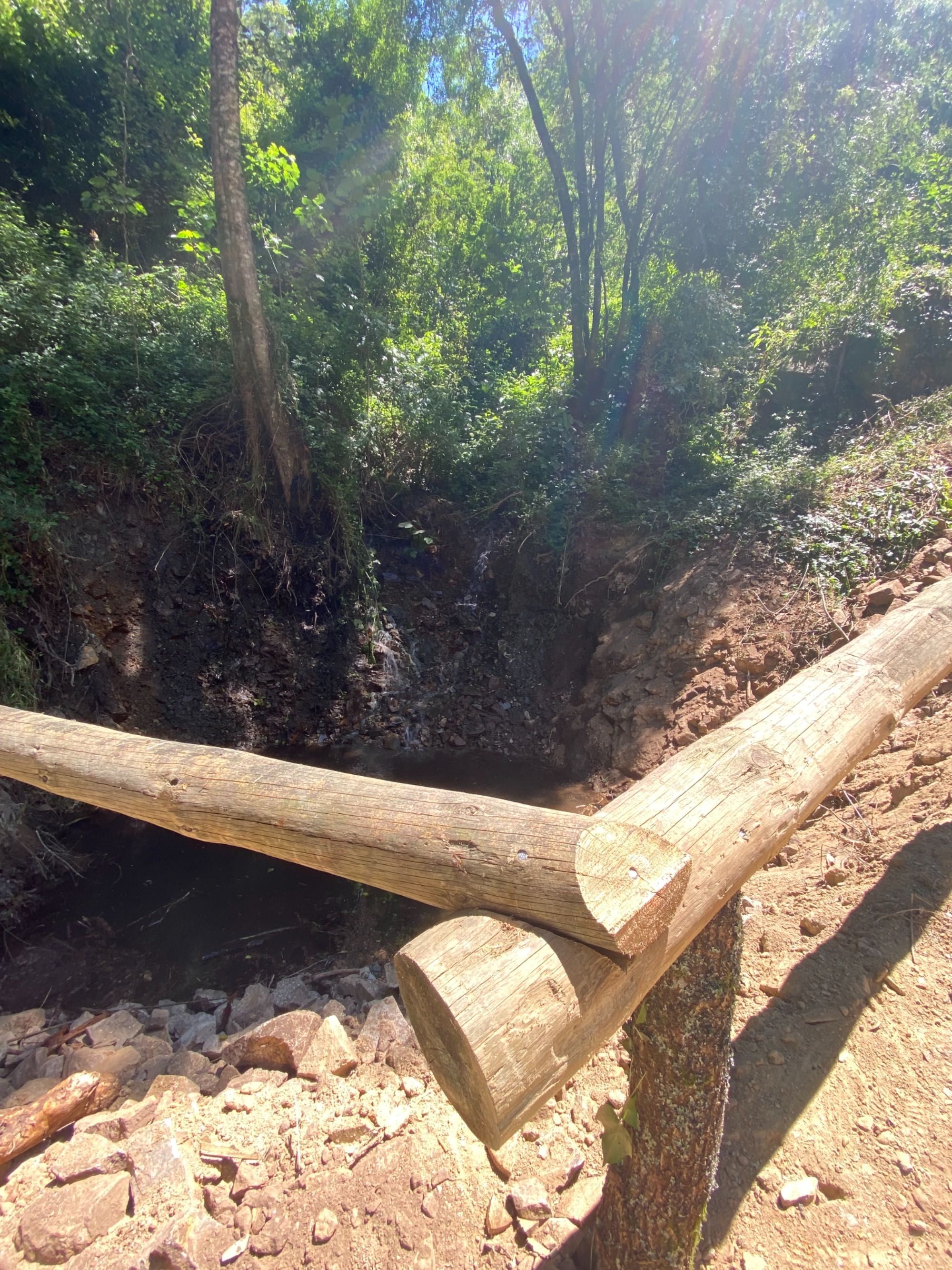 Terreno de 1 hectare junto ao rio com churrasqueira perto do km10