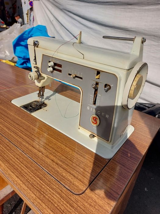 Máquina de costura Singer 611G com móvel de arrumação pés de palito