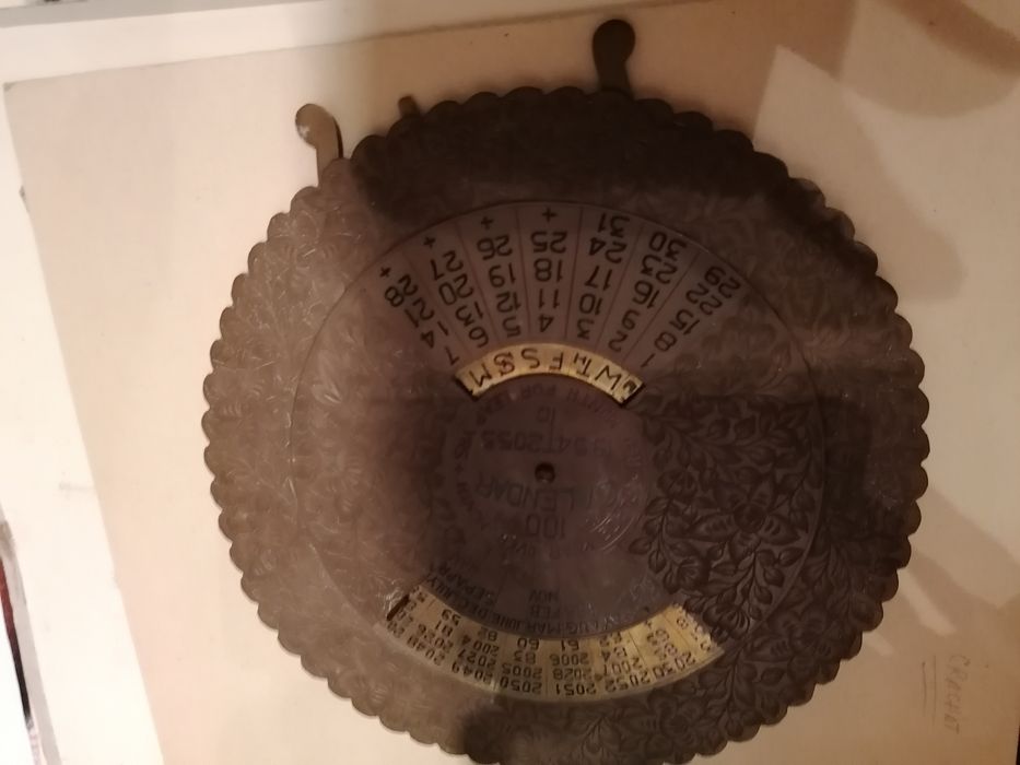 Calendário centenário em bronze