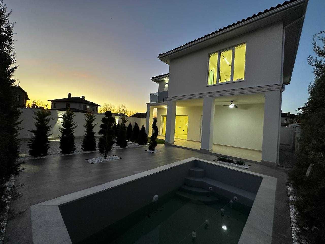 Продажа нового дома с бассейном в Совиньоне.