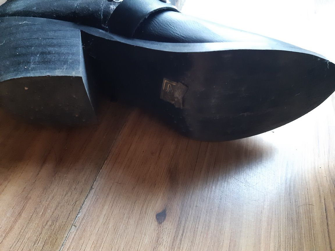 Stylowe buty "kowbojki" z okuciami