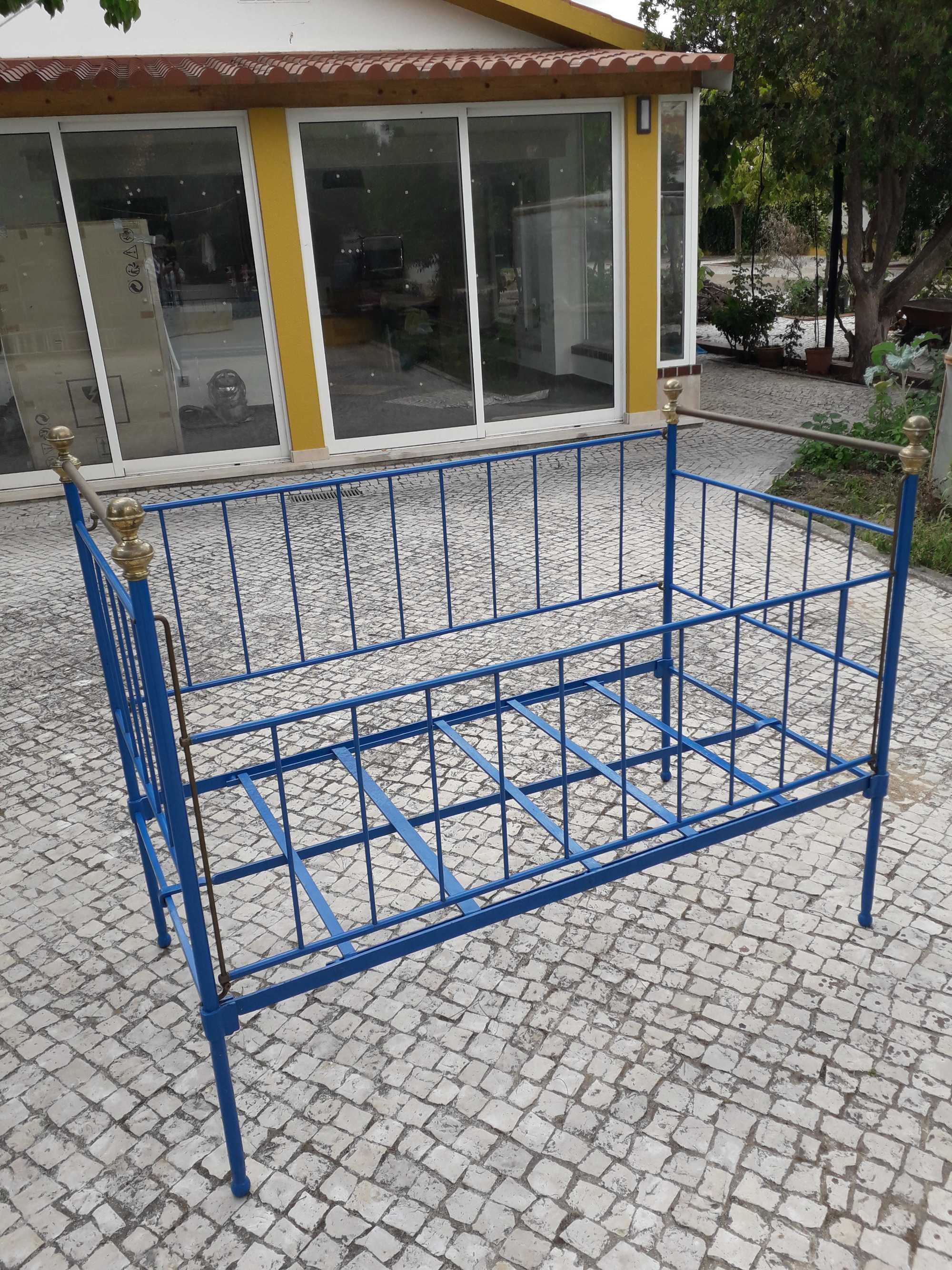 Cama  de Bebé  antiga em ferro forjado