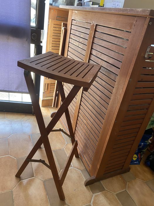 Balcao com 2 bancos de exterior