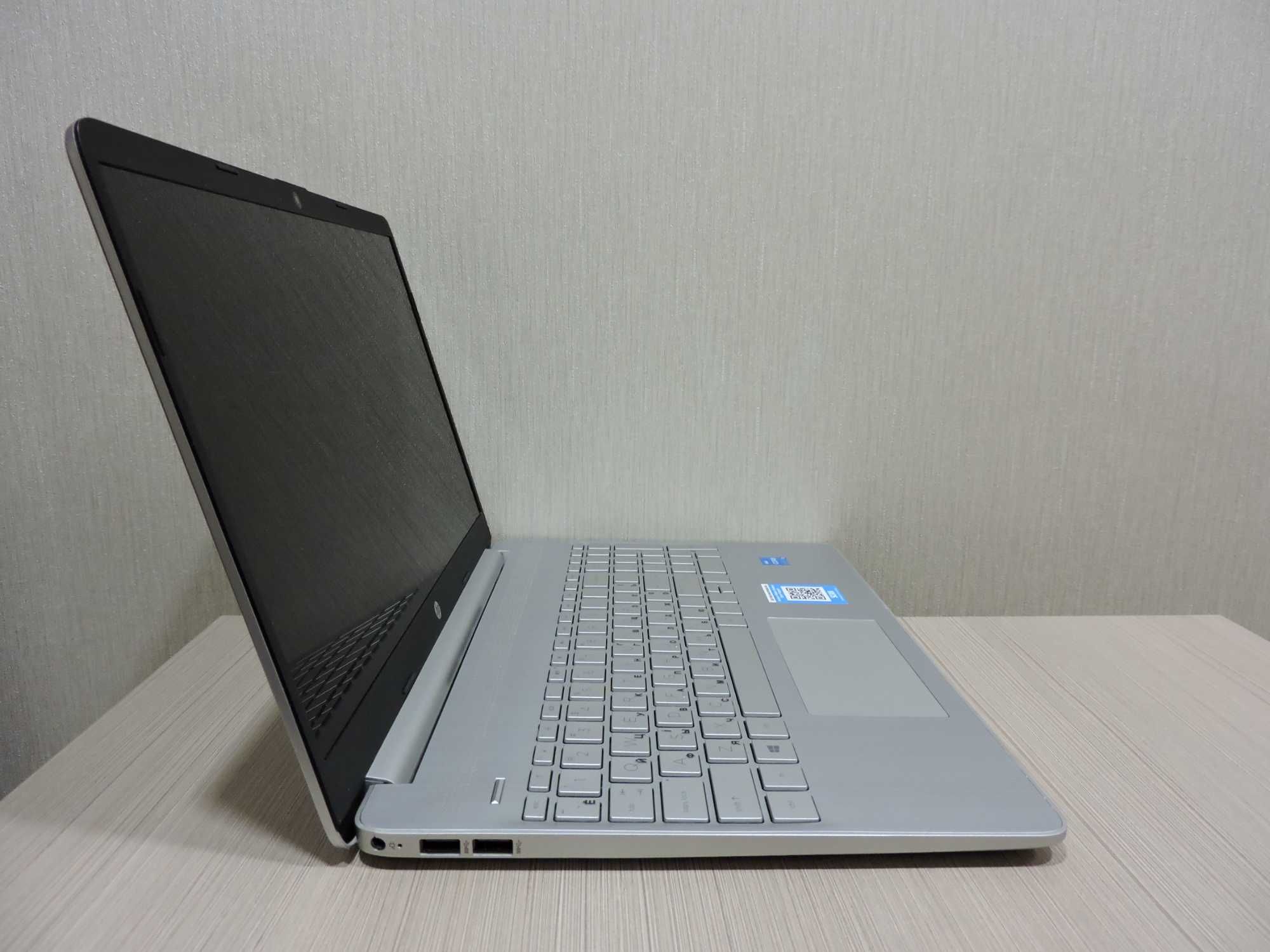Hewlett-Packard/15.6"/Core i3 1115G4/8GB/SSD 256/UHD
