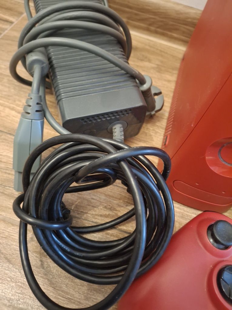 XBox 360 czerwony + 4 pady