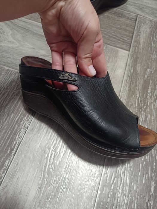 Жіночі шкіряні шльопанці.