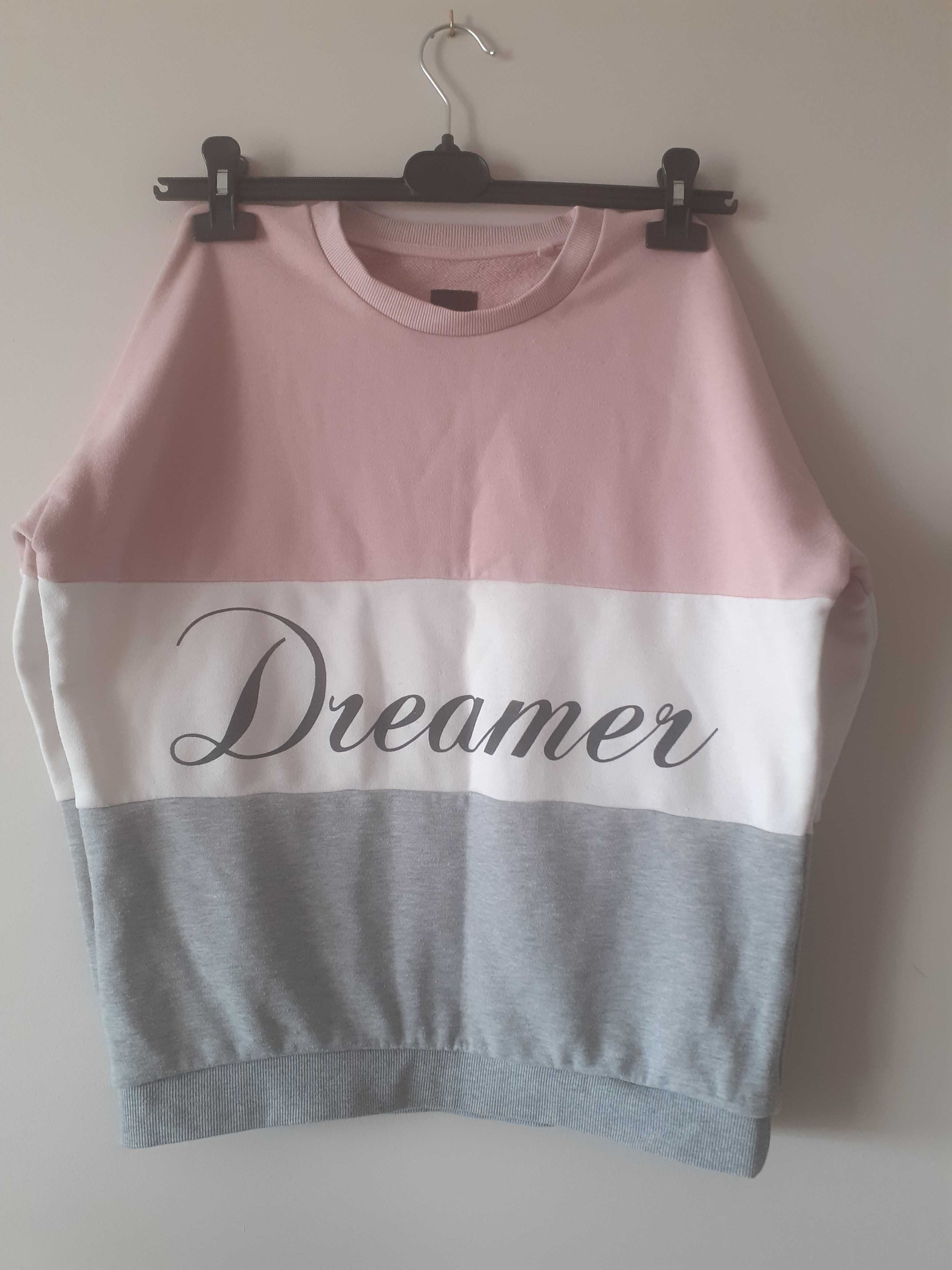 Bluza dresowa z długim rękawem.