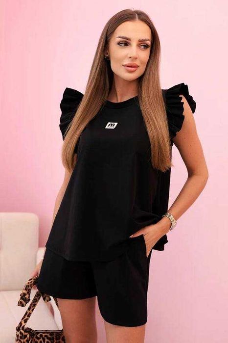 Komplet damski z falbanką – bluzka z krótkim rękawem i szorty z gumką