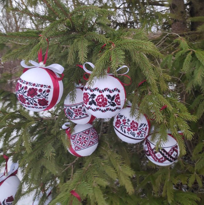 Новорічні іграшки вишиті