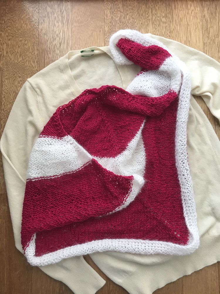 Trójkątna chusta na drutach białe różowe pasy handmade