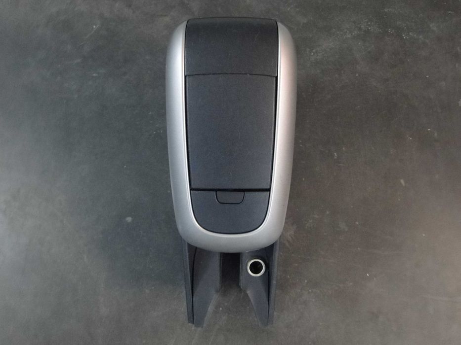 Підлокітник подлокотник Toyota Auris 06-12p.