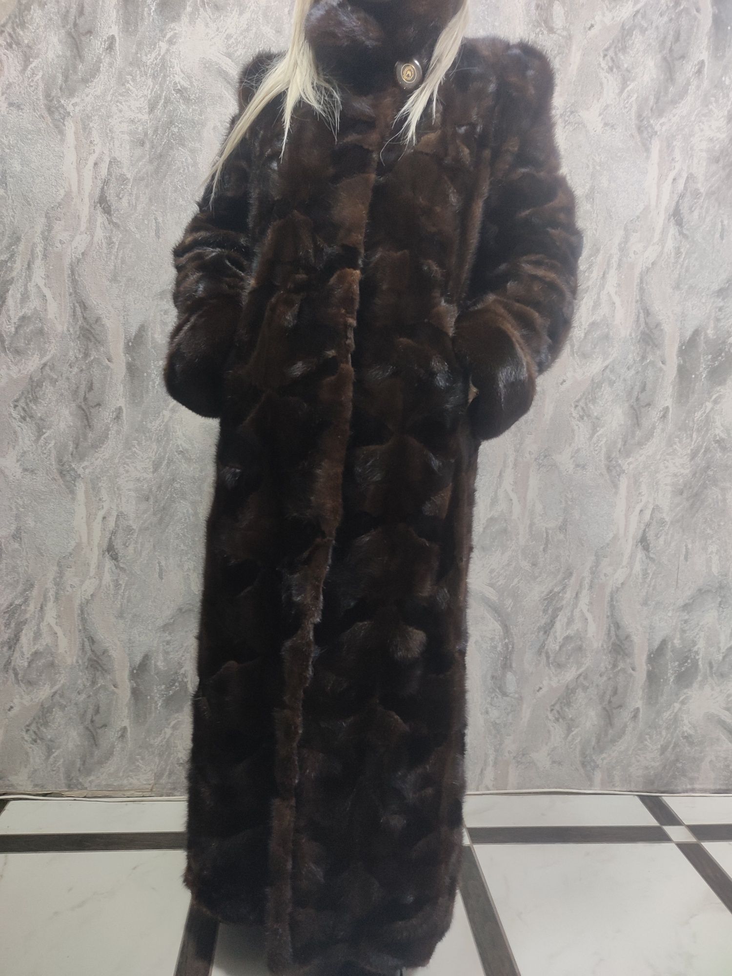 Продам женскую шубу -норка