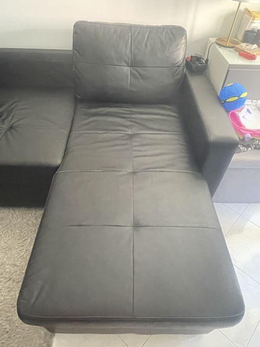 Sofa com chaisse long com arrumacao