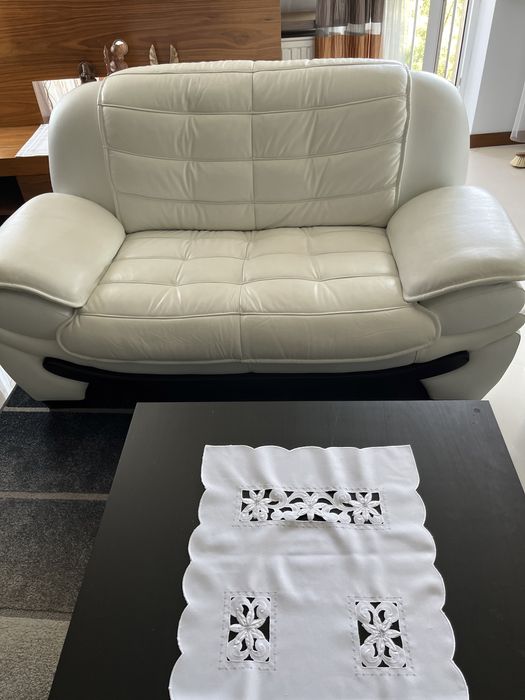 Piekny bialy wypoczynek ze skory 3+2+1, jak nowy