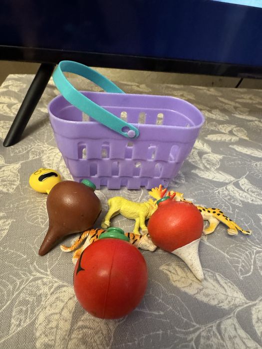 Дитяча каса і дитина в захваті + кошик з овочами та іграшк. тваринами