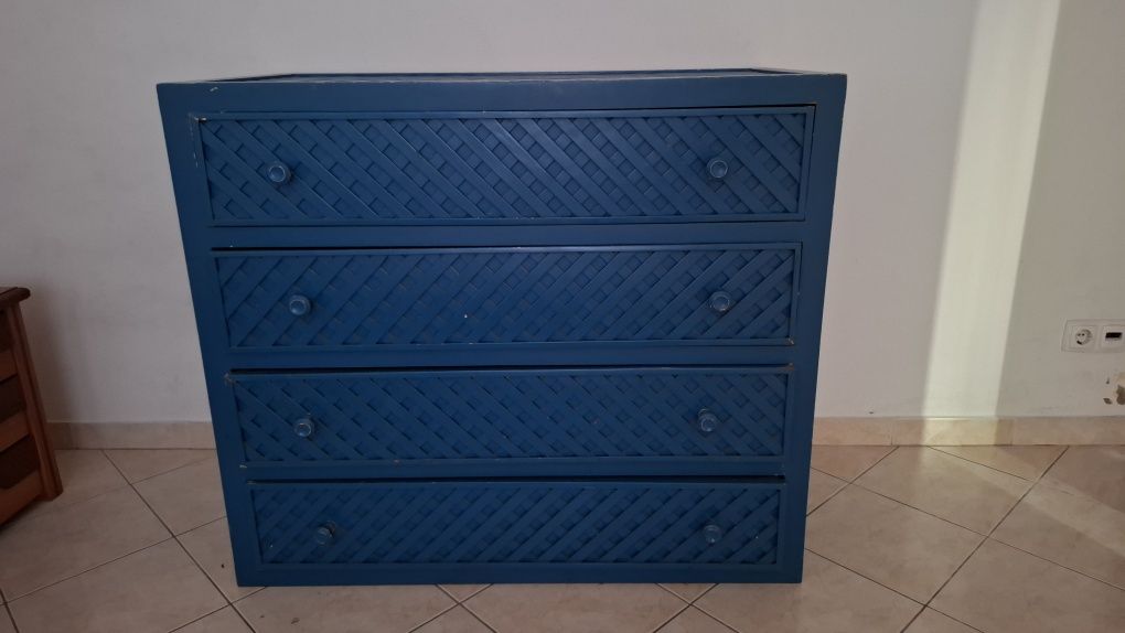 Cómoda com 4 gavetas