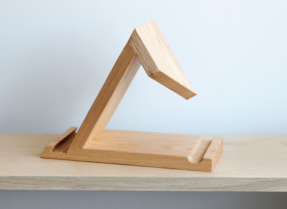 Dębowy stojak na e-book, drewniana podstawka