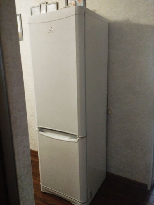 Продам холодильк Indesit